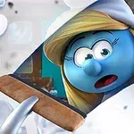 Postava s modrou pletí a blonďatými vlasy se zvědavě dívá skrz čištěné okno