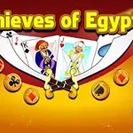 Hrací karty s egyptskými motivy obklopené mincemi na zlatém pozadí