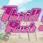 Růžový nápis Thrill Rush 5 na pozadí horské dráhy a dalších zábavních atrakcí s modrou oblohou
