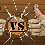 Dvě ruce s palci nahoře v postoji přetahování uzavřené okolo nápisu VS s prasklinami po stranách