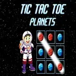 Astronaut stojí vedle hracího pole se třemi červenými a šesti modrými planetami na hvězdném pozadí