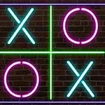 Svítící neonové znaky X a O na cihlovém pozadí s vertikálním nápisem VEGAS ve fialových kruzích