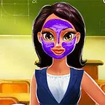 Žena s fialovou pleťovou maskou v učebně před tabulí