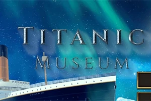 Obrázek zobrazuje nápis Titanic Museum na pozadí části lodi Titanic a severní polární záře