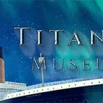 Obrázek zobrazuje nápis Titanic Museum na pozadí části lodi Titanic a severní polární záře