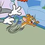 Kreslený kocour honí myš, která utíká před křeslem na zelené podlaze v interiéru