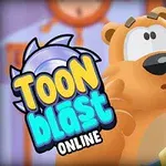 Kreslený medvěd s vyděšeným výrazem a plastickým nápisem Toon Blast Online v levé části obrázku