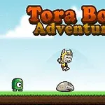 Postavička s čepicí skáčící ve vzduchu mezi třemi barevnými tvory na zeleném povrchu s textem „Tora Boy Adventure“ nahoře