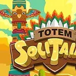 Barevný totem s nápisem Totem Solitaire na pozadí modro-žluté oblohy a pouštní krajiny