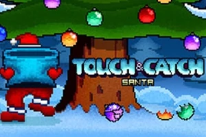 Postava v červeném oblečení s krabicí stojí pod ozdobeným vánočním stromkem na zasněženém pozadí s nápisem TOUCH & CATCH SANTA