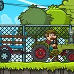 Muž řídící traktor s přívěsem na farmě před plotem a stromy