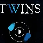 Název TWINS je na černém pozadí s modrými světelnými efekty kolem kruhového tlačítka přehrávání