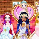 Tři princezny ve slavnostních šatech stojí před kadeřnicí držící fén a nůžky, na pozadí je srdcová dekorace a obrazy