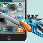 Motorová pila řezající displej chytrého telefonu s ikonkami aplikací