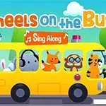 Žlutý autobus se zvířaty jako pasažéry s nápisem Wheels on the Bus a ptačkem na střeše, v pozadí zelená krajina a modrá obloha