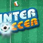 Nápis Winter Soccer na zeleném pozadí s fotbalovým míčem a vlajkami