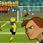 Dvě postavy se dívají na fotbalistku střílející penaltu do branky s brankářkou v akci