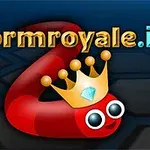 Červený červ s korunkou a diamantem na tmavém pozadí s nápisem wormroyale