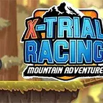Motorkář v helmě na oranžové motorce, jedoucí po lesní cestě s logem X-Trial Racing Mountain Adventure na pozadí