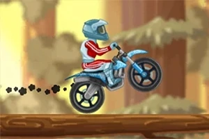 Motorkář v červenobílém oblečení skáče na modré motorce přes dřevěnou plošinu