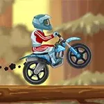 Motorkář v červenobílém oblečení skáče na modré motorce přes dřevěnou plošinu