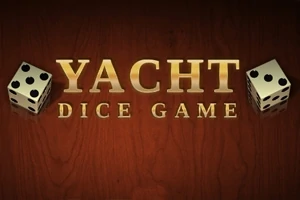 Nápis Yacht Dice Game ve zlatém písmu s dvěma kostkami na dřevěném pozadí