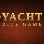 Nápis Yacht Dice Game ve zlatém písmu s dvěma kostkami na dřevěném pozadí
