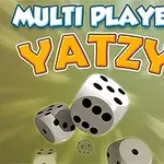 Text MULTI PLAYER YATZY v bílé a oranžové barvě nad čtyřmi kostkami s různými počty teček na zeleném pozadí