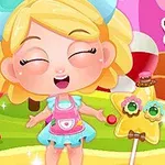 Dívka s blonďatými vlasy v modrých šatech stojí na barevném pozadí a drží dvě lízátka