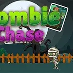 Barevný nápis Zombie Chase s postavami zombíků, plotem a lebkou v nočním prostředí
